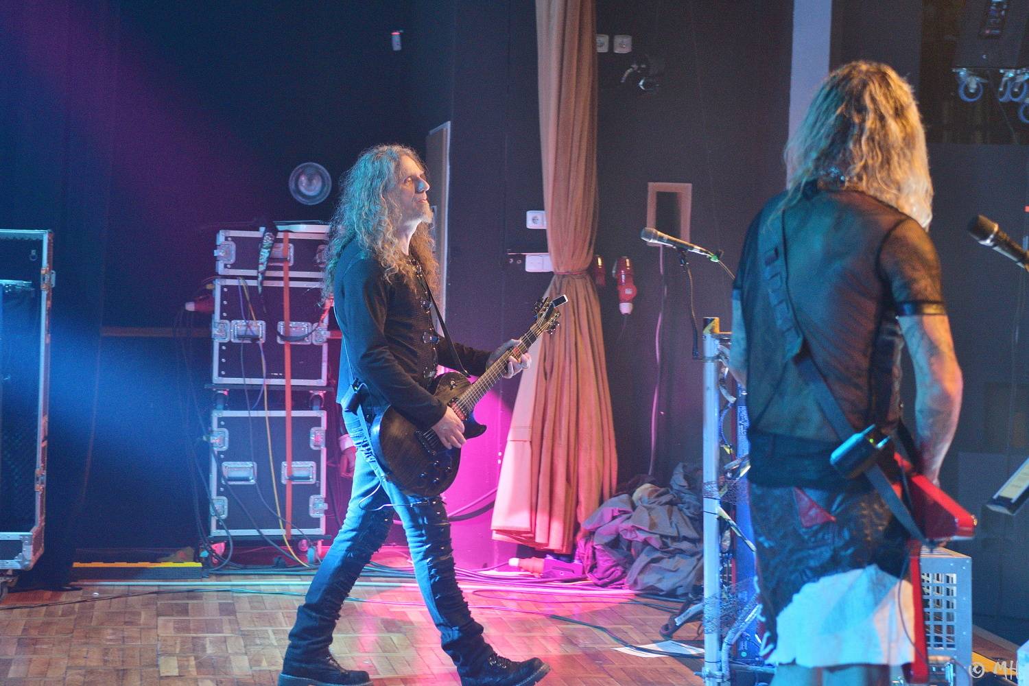 Doga a DeBill Heads předvedli v plzeňské Šeříkovce pekelnou jízdu, křtilo se i album Hard Colony