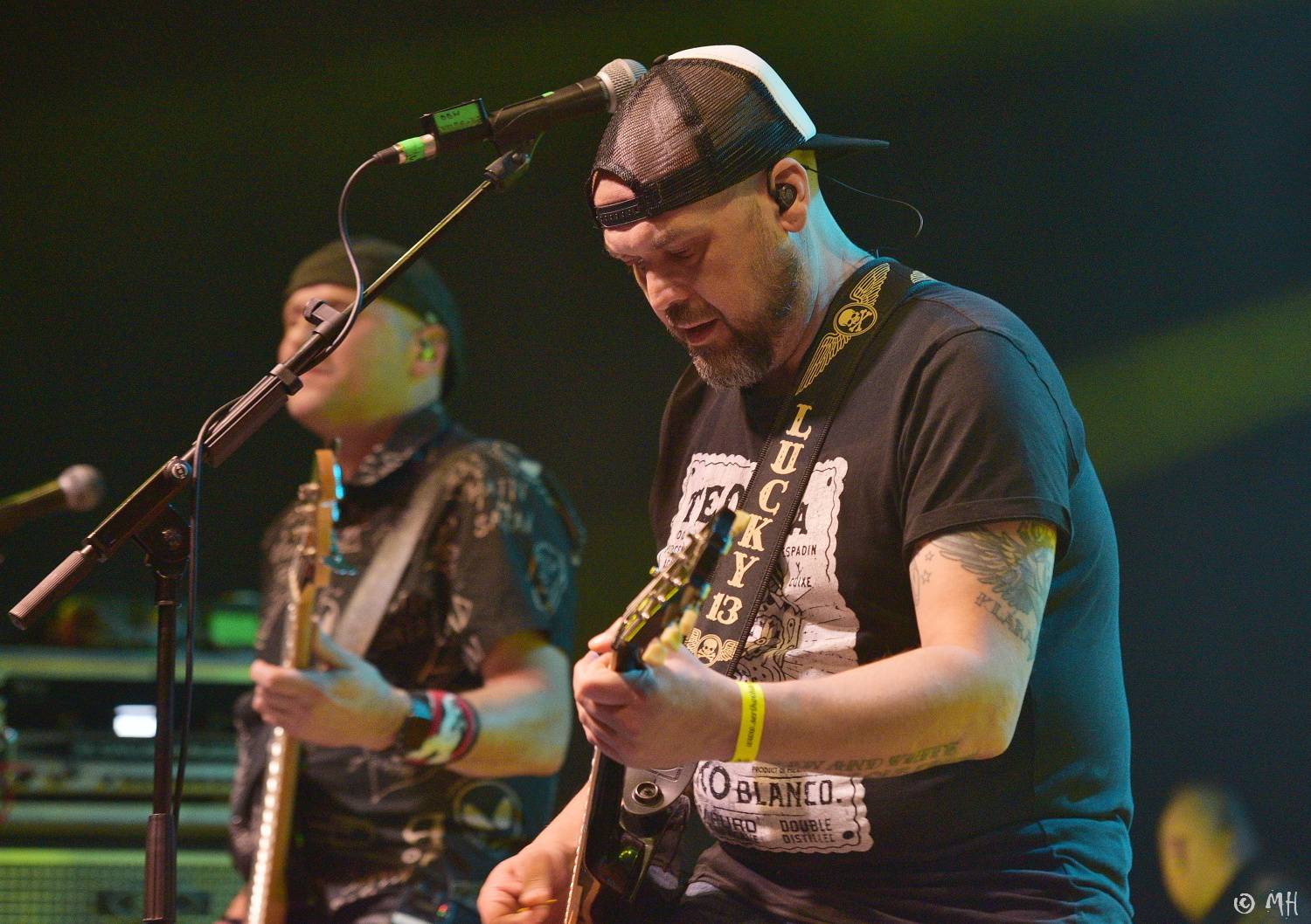 Doga a DeBill Heads předvedli v plzeňské Šeříkovce pekelnou jízdu, křtilo se i album Hard Colony