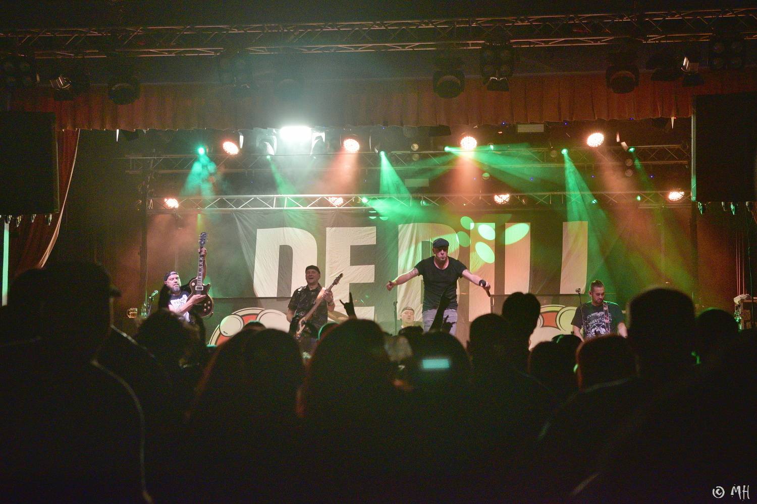 Doga a DeBill Heads předvedli v plzeňské Šeříkovce pekelnou jízdu, křtilo se i album Hard Colony