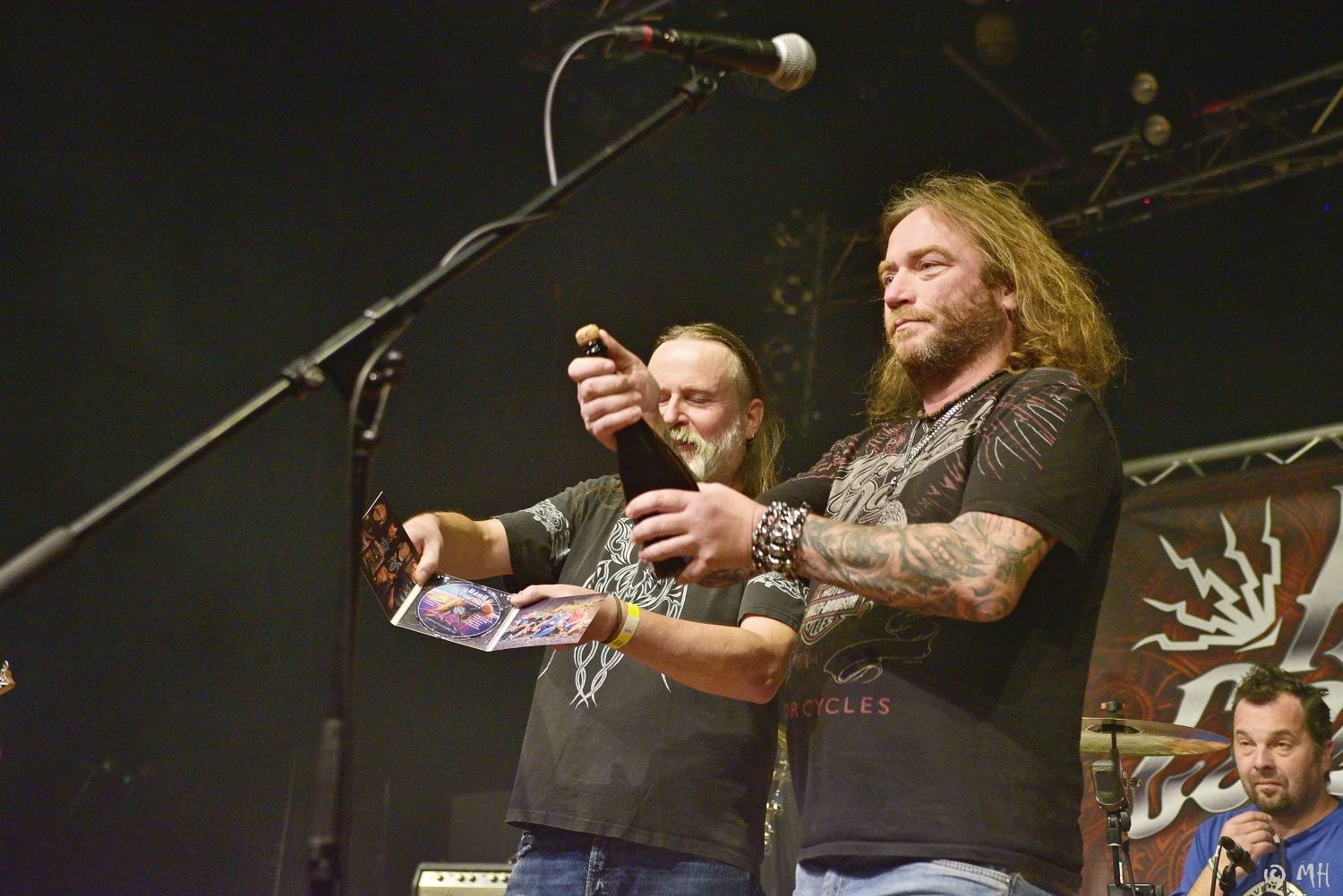 Doga a DeBill Heads předvedli v plzeňské Šeříkovce pekelnou jízdu, křtilo se i album Hard Colony