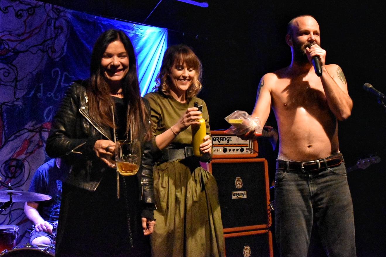 Kurtizány z 25. Avenue pokřtili album Honzíkova cesta, kmotrou byla Anna K.