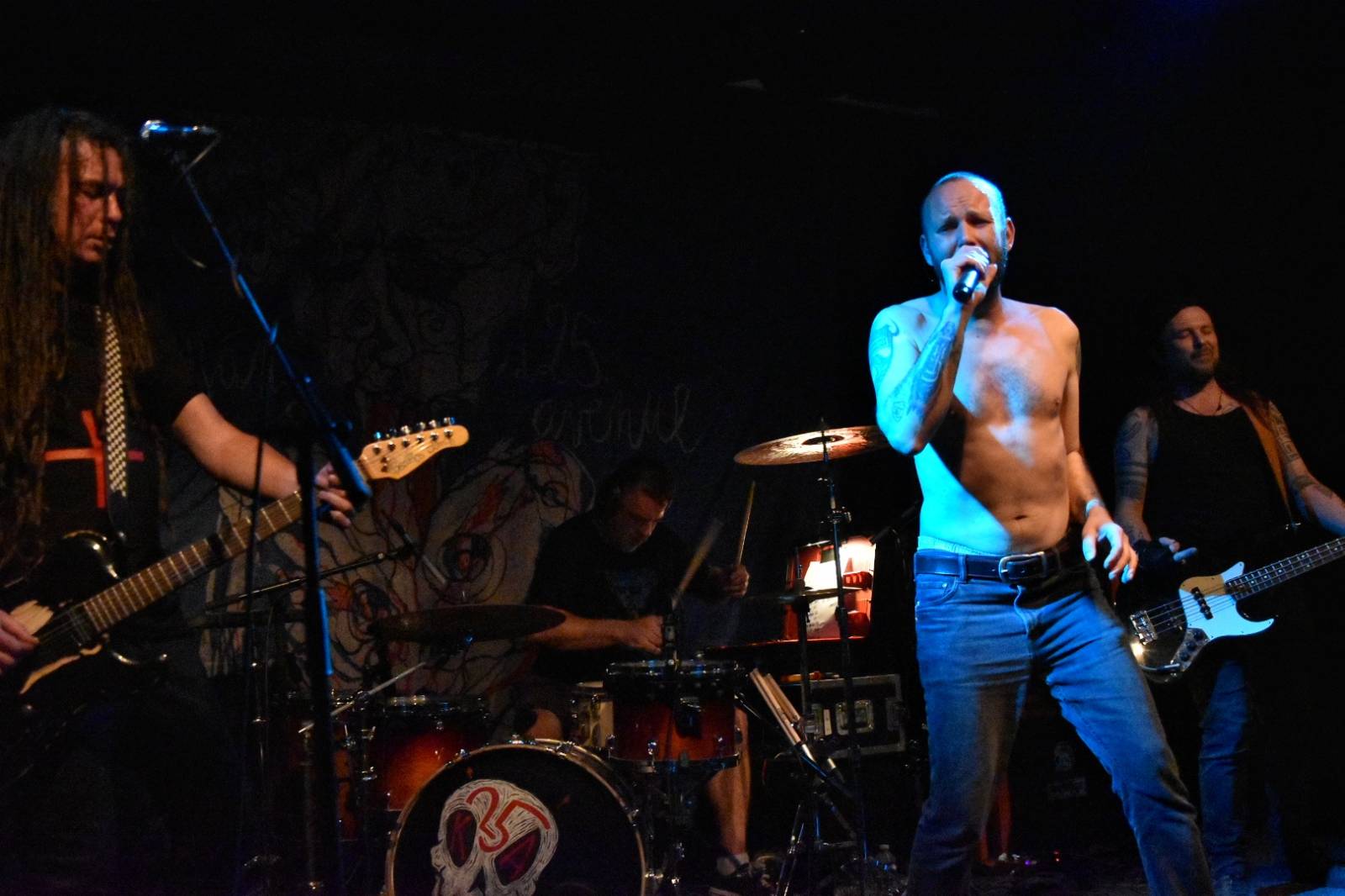 Kurtizány z 25. Avenue pokřtili album Honzíkova cesta, kmotrou byla Anna K.