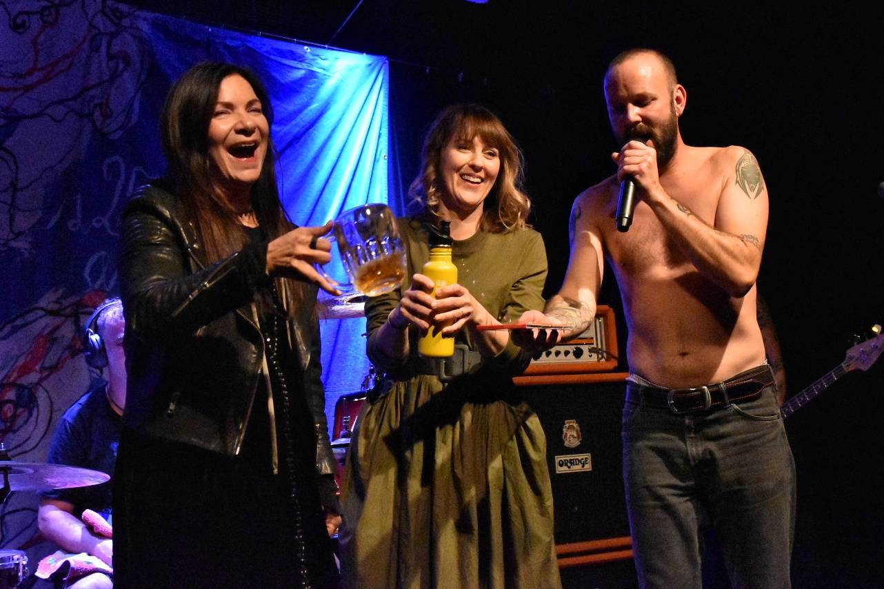 Kurtizány z 25. Avenue pokřtili album Honzíkova cesta, kmotrou byla Anna K.