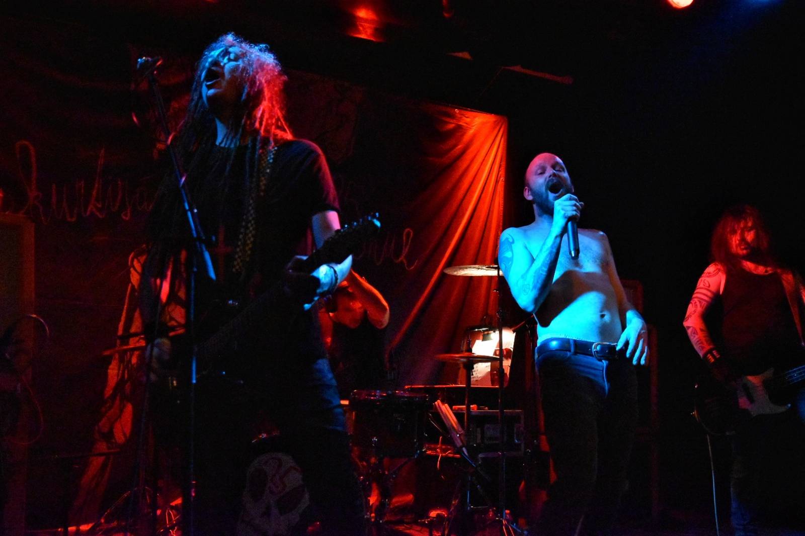 Kurtizány z 25. Avenue pokřtili album Honzíkova cesta, kmotrou byla Anna K.