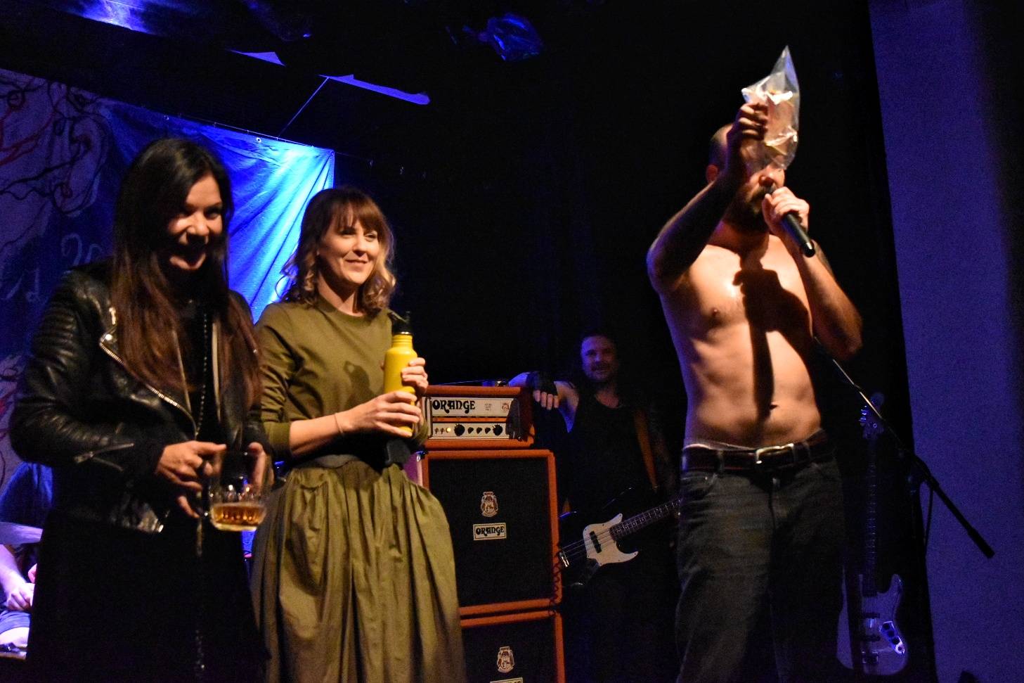 Kurtizány z 25. Avenue pokřtili album Honzíkova cesta, kmotrou byla Anna K.