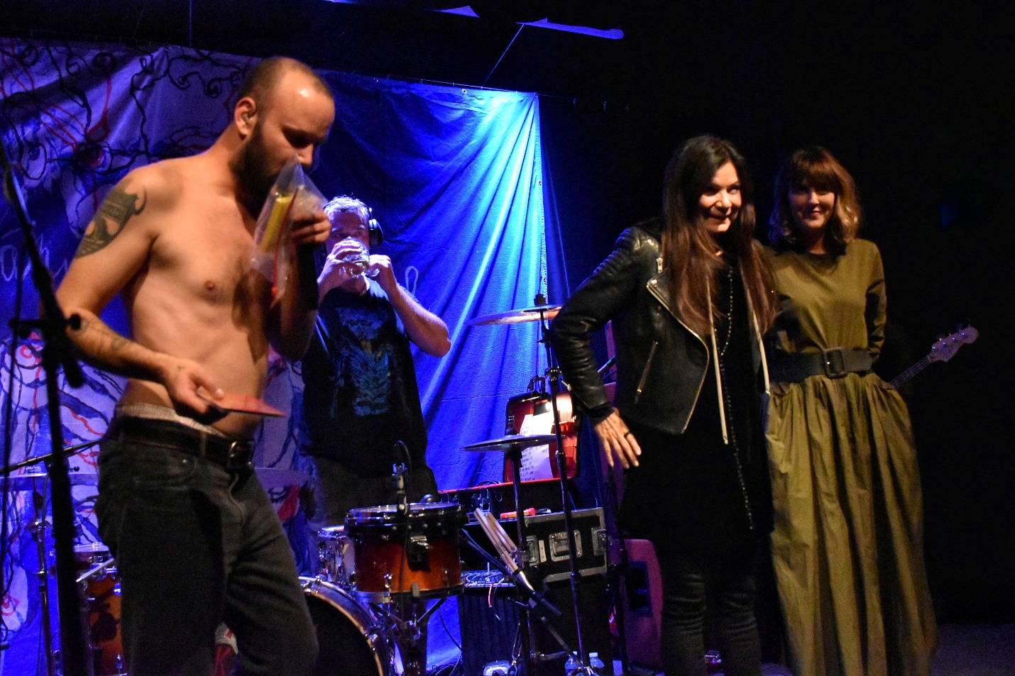 Kurtizány z 25. Avenue pokřtili album Honzíkova cesta, kmotrou byla Anna K.