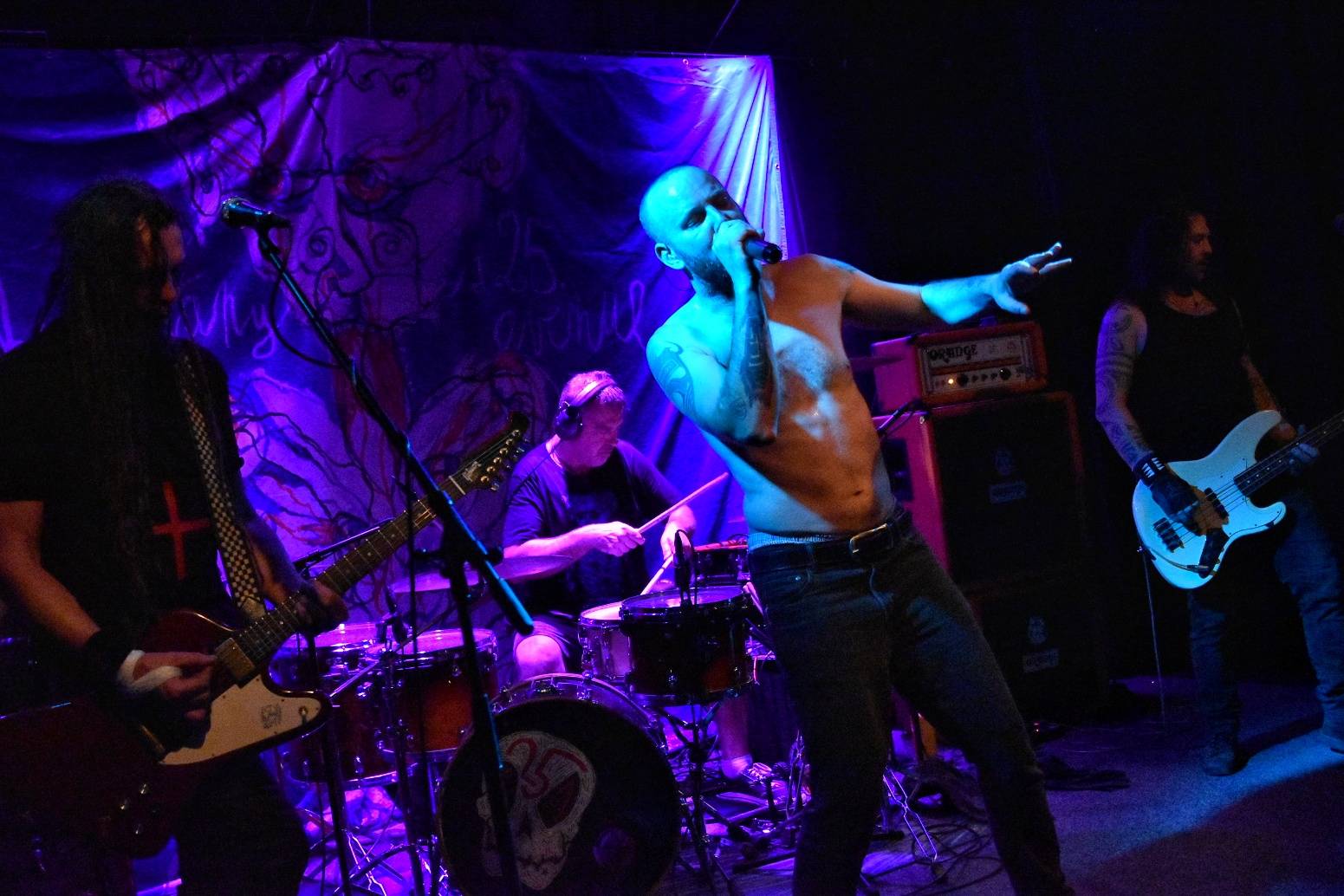 Kurtizány z 25. Avenue pokřtili album Honzíkova cesta, kmotrou byla Anna K.