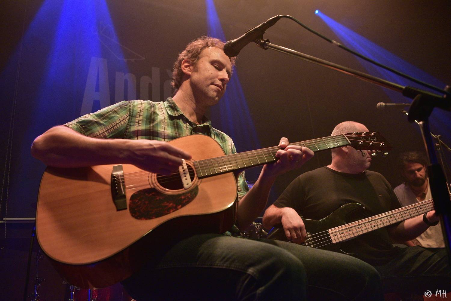 Absolutní neklid měl dvojitou premiéru, poprvé zahrál v Plzni a v klubu. Přivezl s sebou Karpiaspol