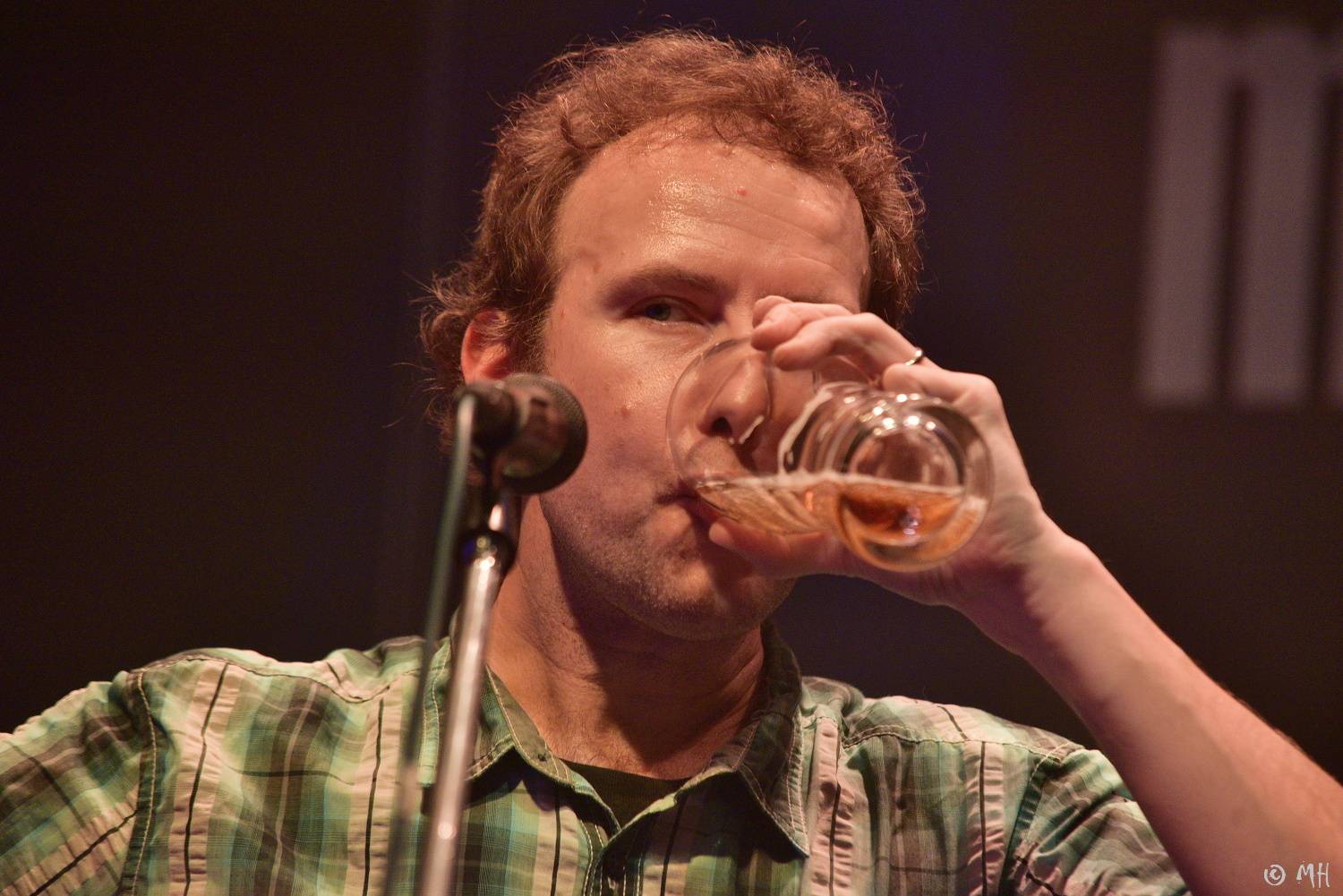 Absolutní neklid měl dvojitou premiéru, poprvé zahrál v Plzni a v klubu. Přivezl s sebou Karpiaspol