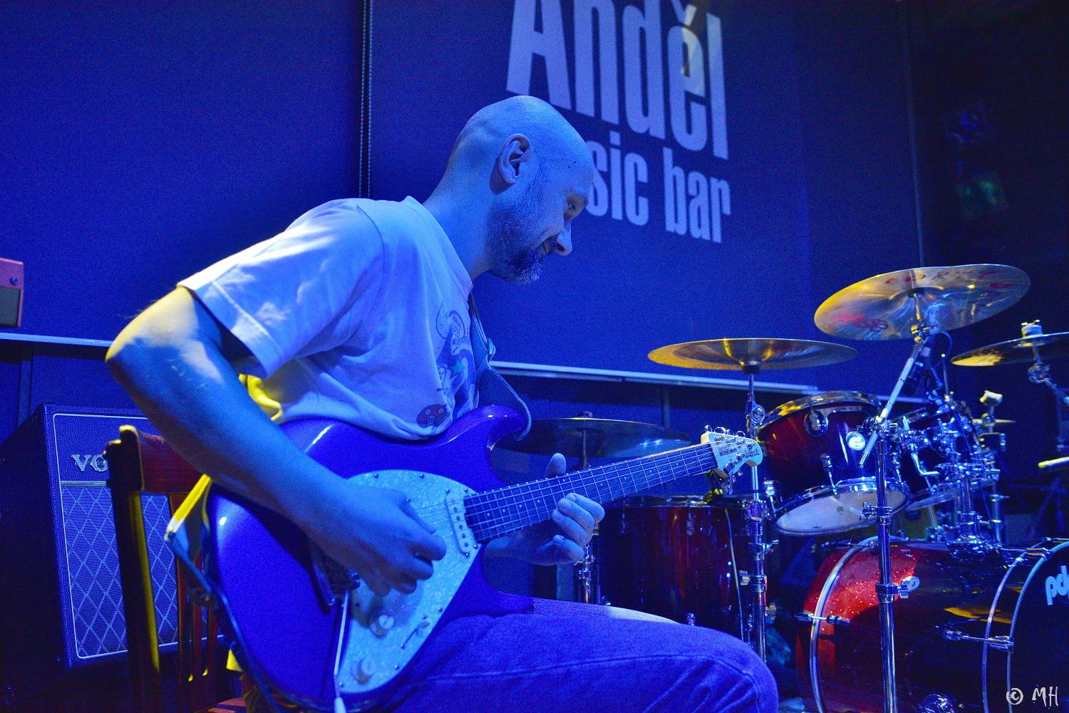 Absolutní neklid měl dvojitou premiéru, poprvé zahrál v Plzni a v klubu. Přivezl s sebou Karpiaspol