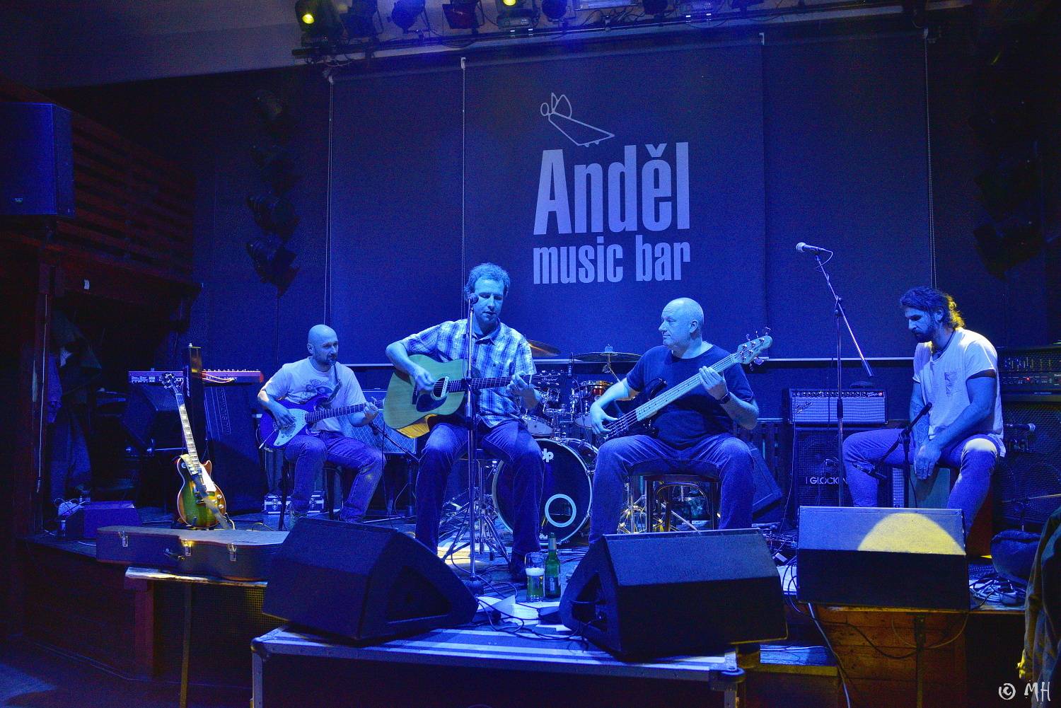 Absolutní neklid měl dvojitou premiéru, poprvé zahrál v Plzni a v klubu. Přivezl s sebou Karpiaspol