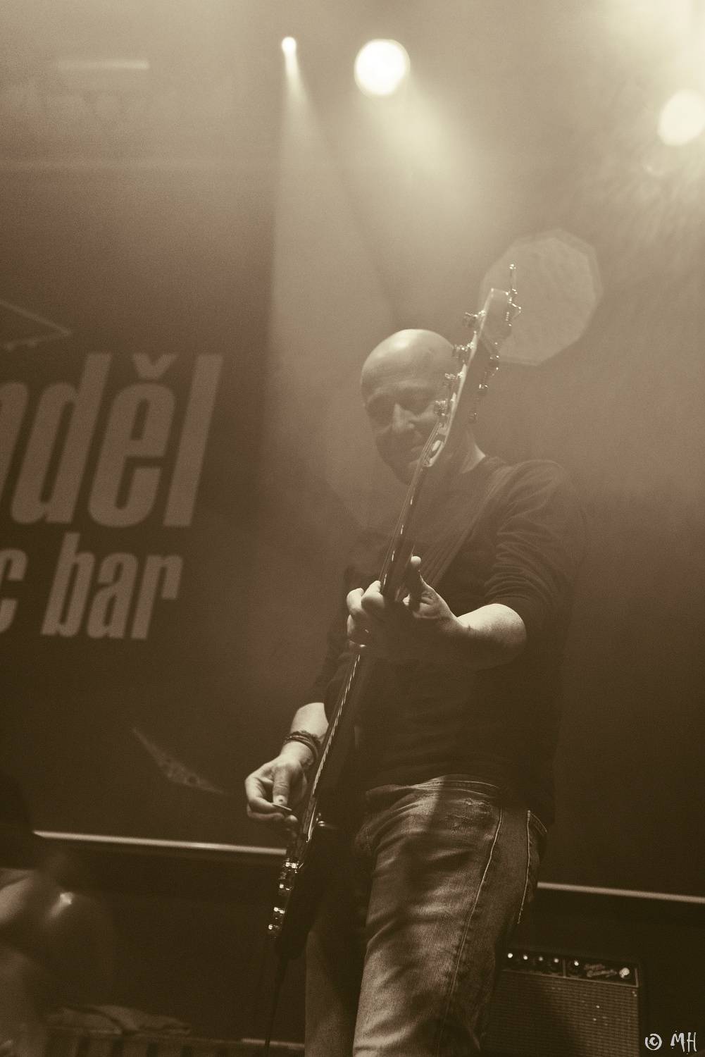 Absolutní neklid měl dvojitou premiéru, poprvé zahrál v Plzni a v klubu. Přivezl s sebou Karpiaspol