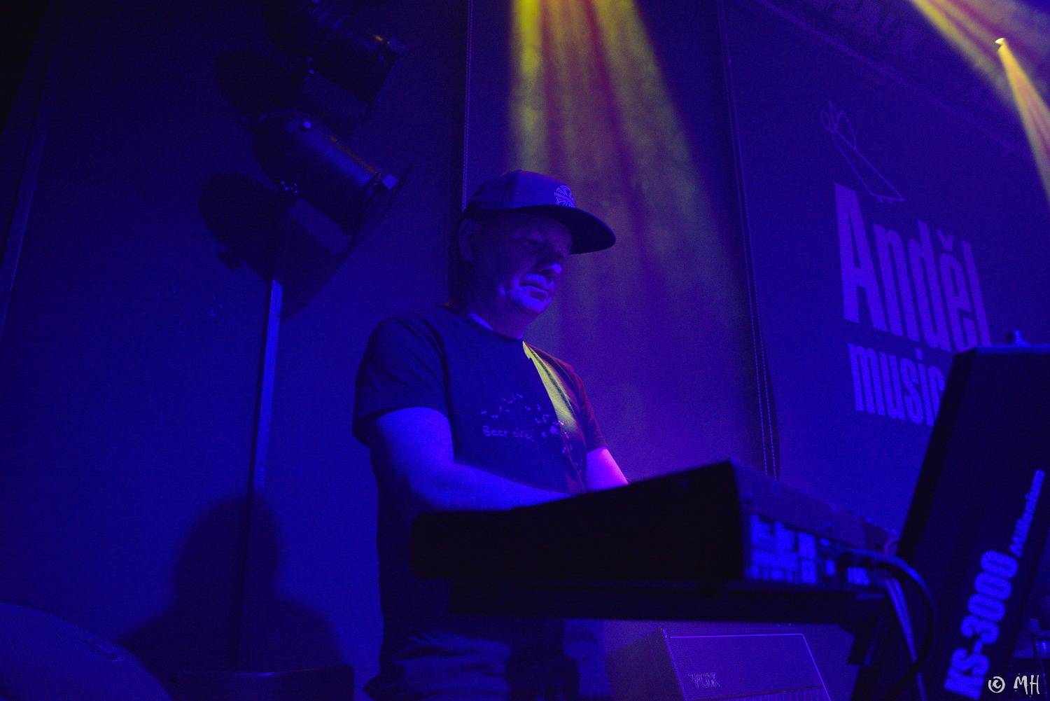 Absolutní neklid měl dvojitou premiéru, poprvé zahrál v Plzni a v klubu. Přivezl s sebou Karpiaspol