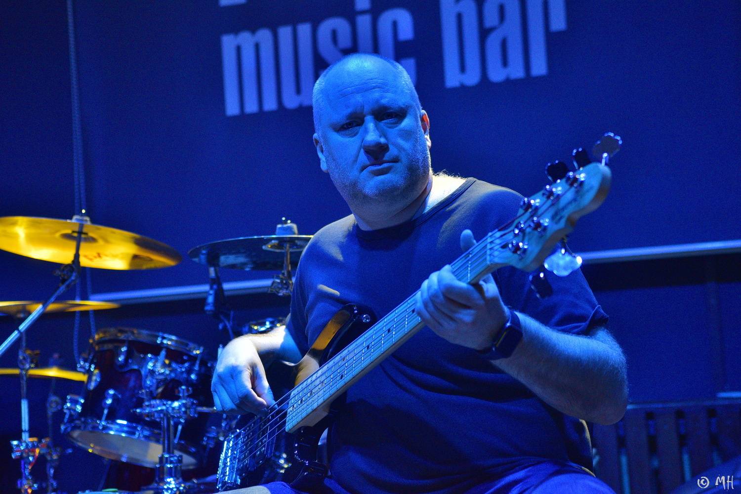 Absolutní neklid měl dvojitou premiéru, poprvé zahrál v Plzni a v klubu. Přivezl s sebou Karpiaspol