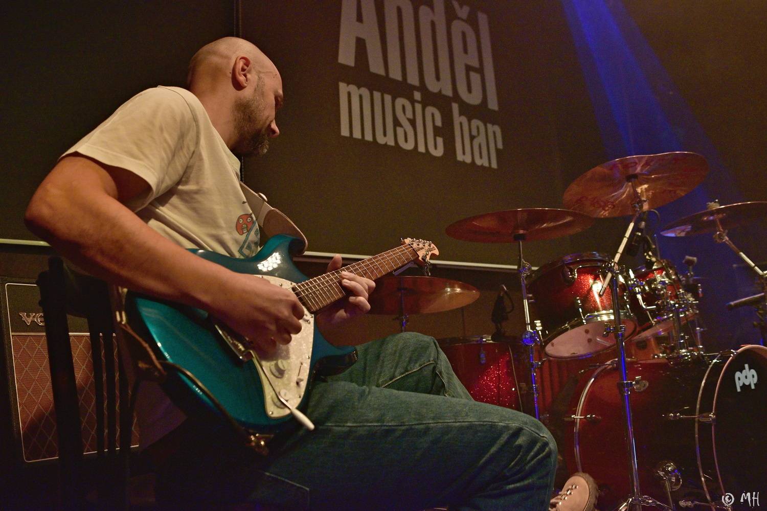 Absolutní neklid měl dvojitou premiéru, poprvé zahrál v Plzni a v klubu. Přivezl s sebou Karpiaspol