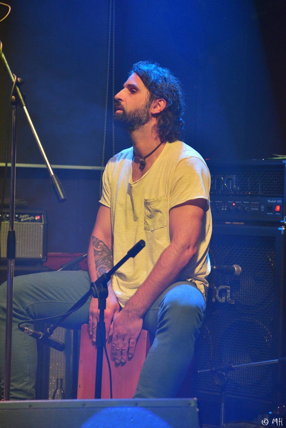 Absolutní neklid měl dvojitou premiéru, poprvé zahrál v Plzni a v klubu. Přivezl s sebou Karpiaspol