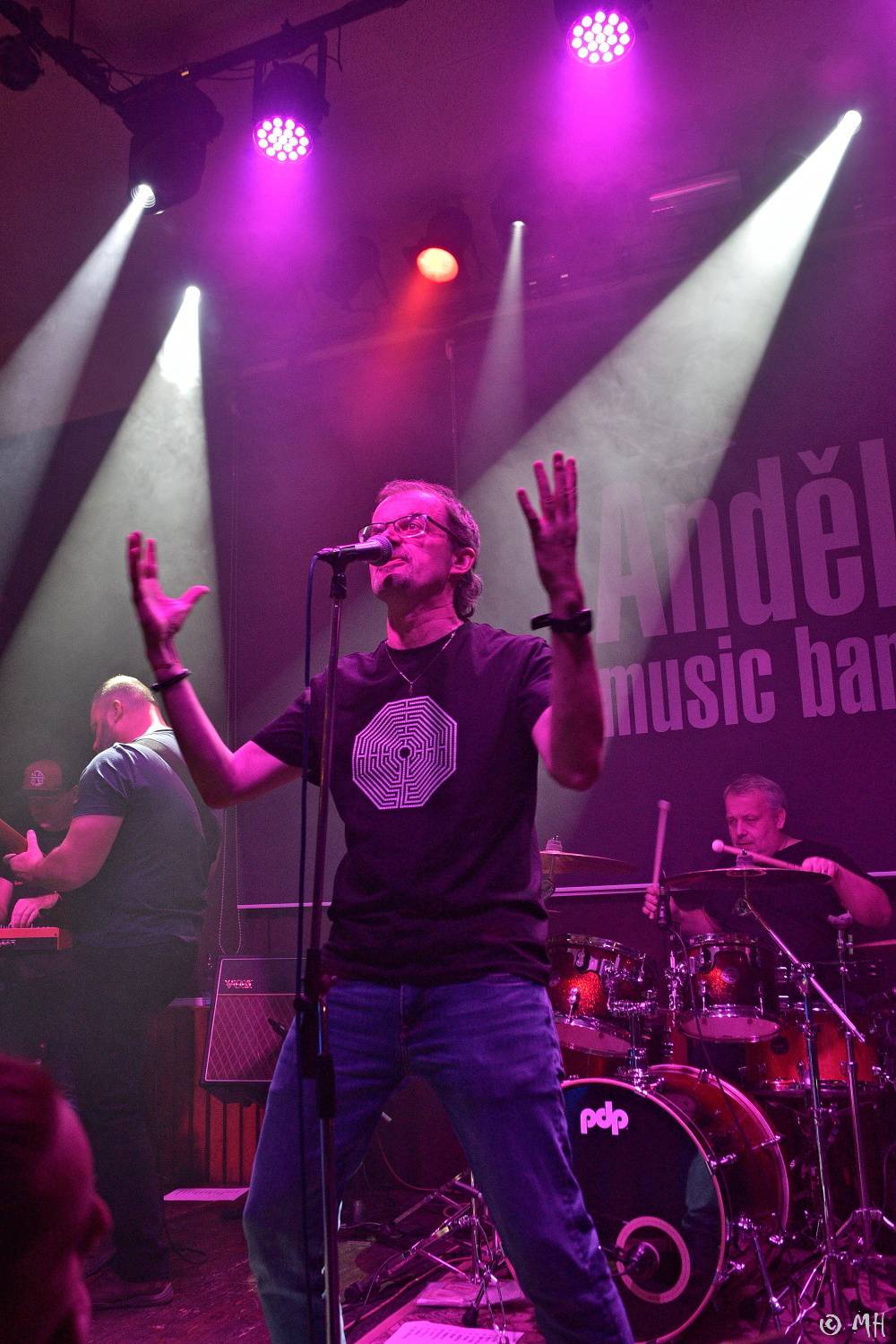 Absolutní neklid měl dvojitou premiéru, poprvé zahrál v Plzni a v klubu. Přivezl s sebou Karpiaspol