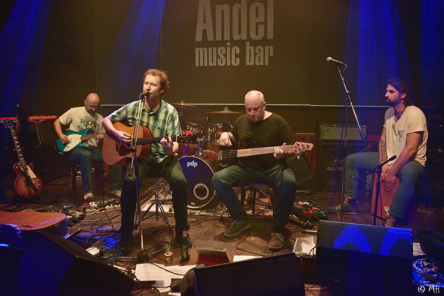 Absolutní neklid měl dvojitou premiéru, poprvé zahrál v Plzni a v klubu. Přivezl s sebou Karpiaspol