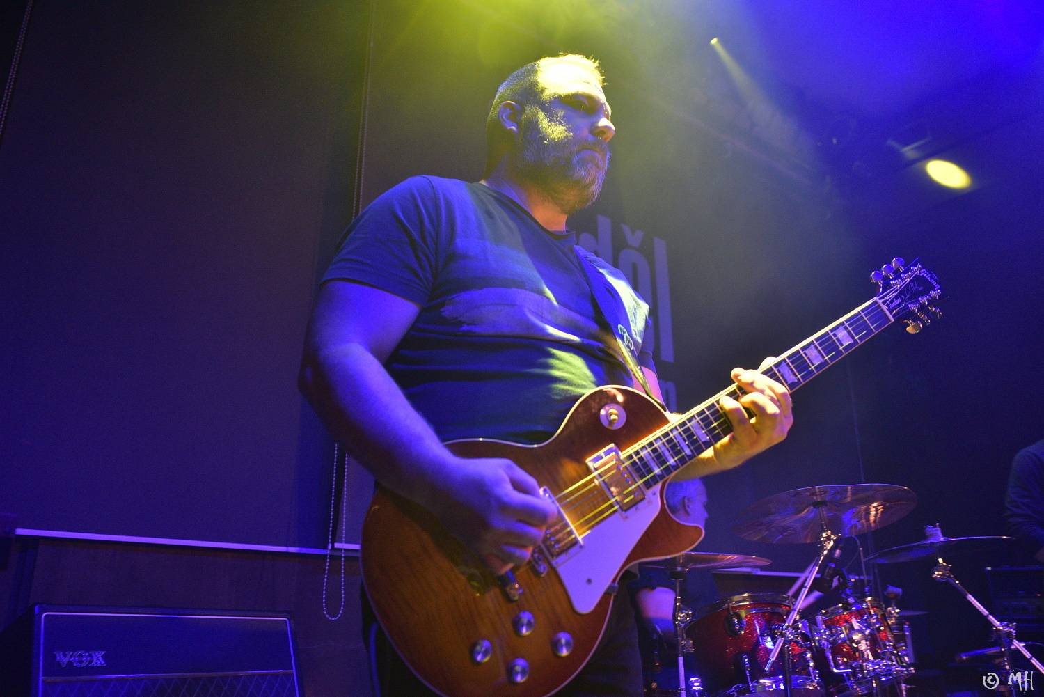 Absolutní neklid měl dvojitou premiéru, poprvé zahrál v Plzni a v klubu. Přivezl s sebou Karpiaspol