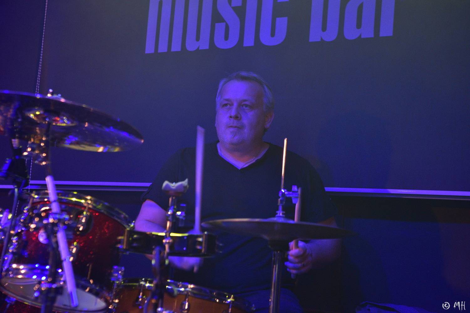 Absolutní neklid měl dvojitou premiéru, poprvé zahrál v Plzni a v klubu. Přivezl s sebou Karpiaspol