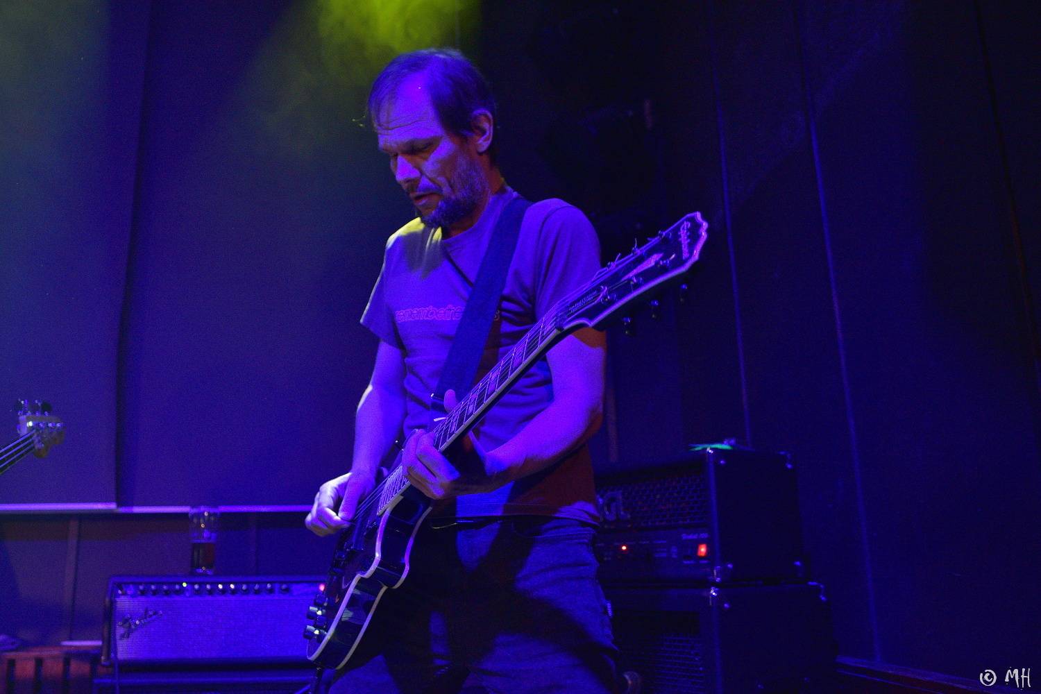 Absolutní neklid měl dvojitou premiéru, poprvé zahrál v Plzni a v klubu. Přivezl s sebou Karpiaspol