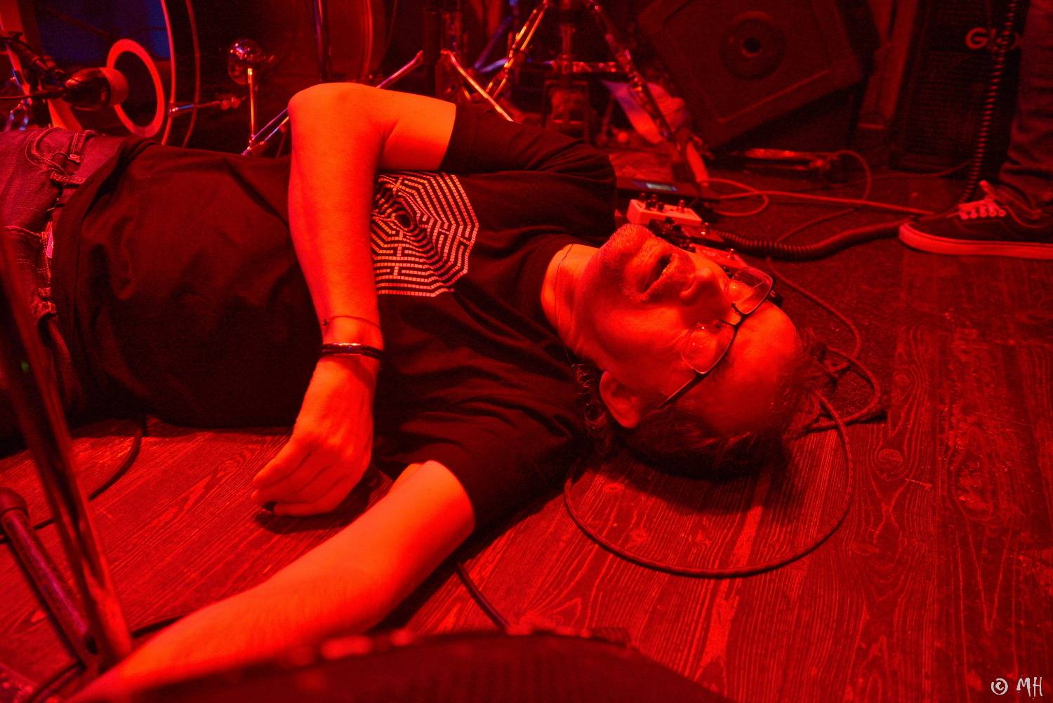 Absolutní neklid měl dvojitou premiéru, poprvé zahrál v Plzni a v klubu. Přivezl s sebou Karpiaspol