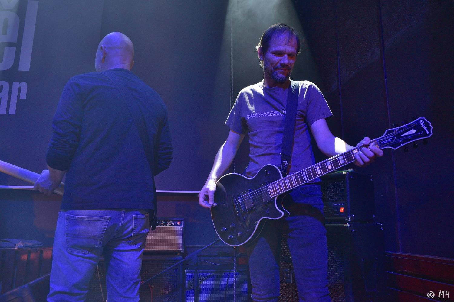 Absolutní neklid měl dvojitou premiéru, poprvé zahrál v Plzni a v klubu. Přivezl s sebou Karpiaspol