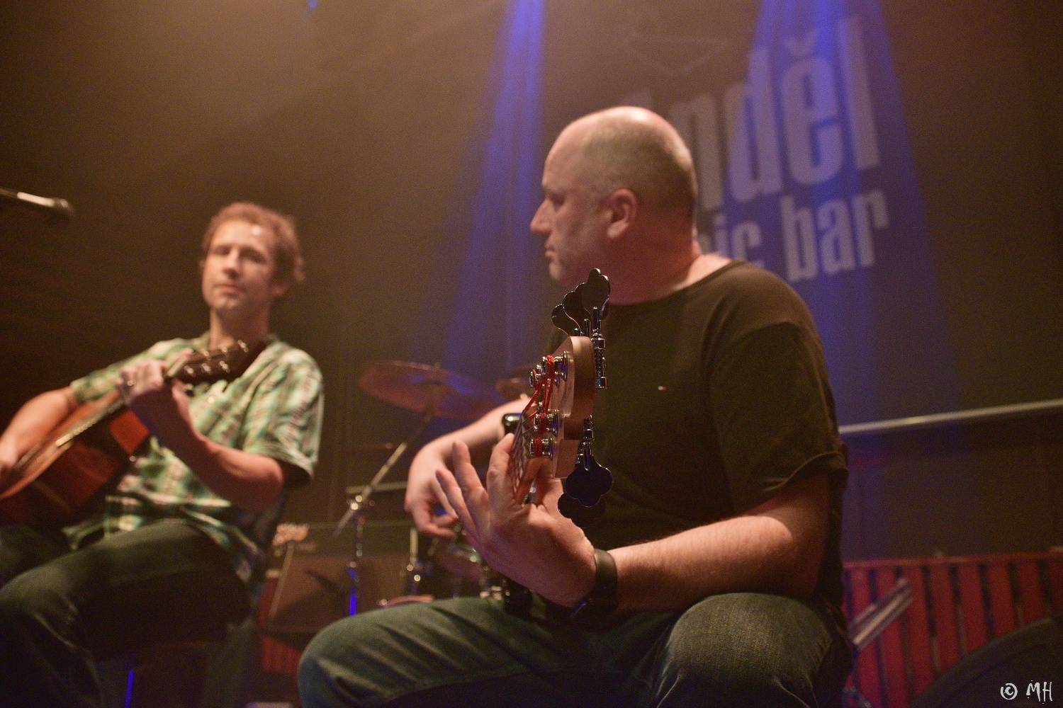 Absolutní neklid měl dvojitou premiéru, poprvé zahrál v Plzni a v klubu. Přivezl s sebou Karpiaspol