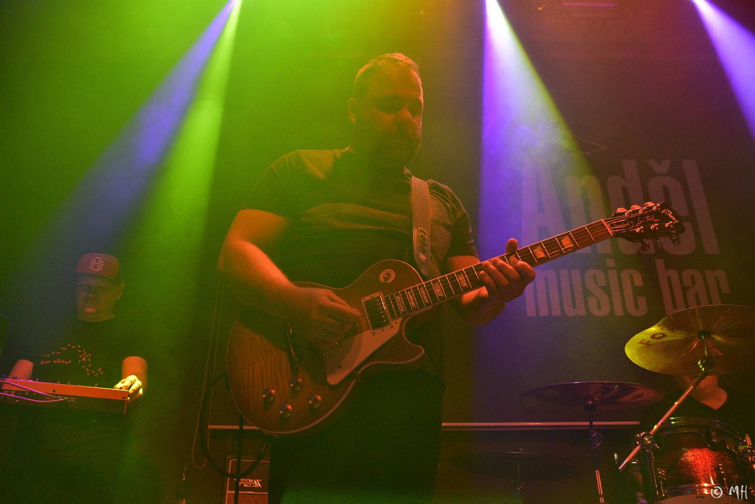 Absolutní neklid měl dvojitou premiéru, poprvé zahrál v Plzni a v klubu. Přivezl s sebou Karpiaspol