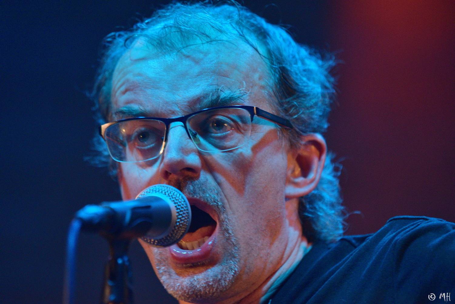 Absolutní neklid měl dvojitou premiéru, poprvé zahrál v Plzni a v klubu. Přivezl s sebou Karpiaspol