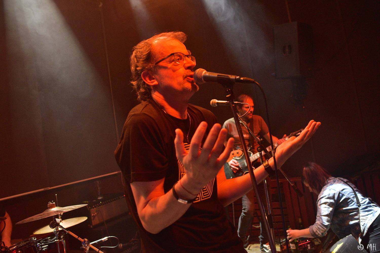 Absolutní neklid měl dvojitou premiéru, poprvé zahrál v Plzni a v klubu. Přivezl s sebou Karpiaspol