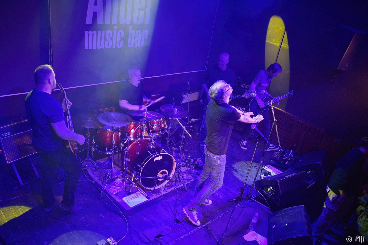 Absolutní neklid měl dvojitou premiéru, poprvé zahrál v Plzni a v klubu. Přivezl s sebou Karpiaspol