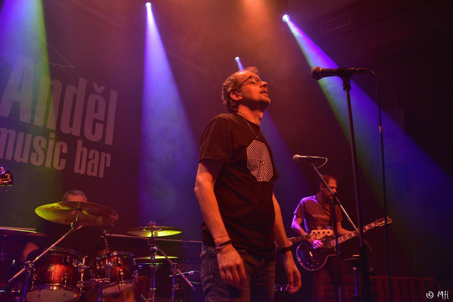 Absolutní neklid měl dvojitou premiéru, poprvé zahrál v Plzni a v klubu. Přivezl s sebou Karpiaspol