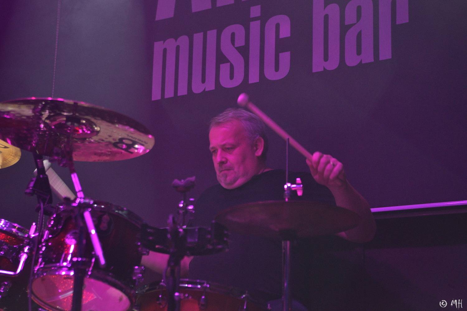 Absolutní neklid měl dvojitou premiéru, poprvé zahrál v Plzni a v klubu. Přivezl s sebou Karpiaspol