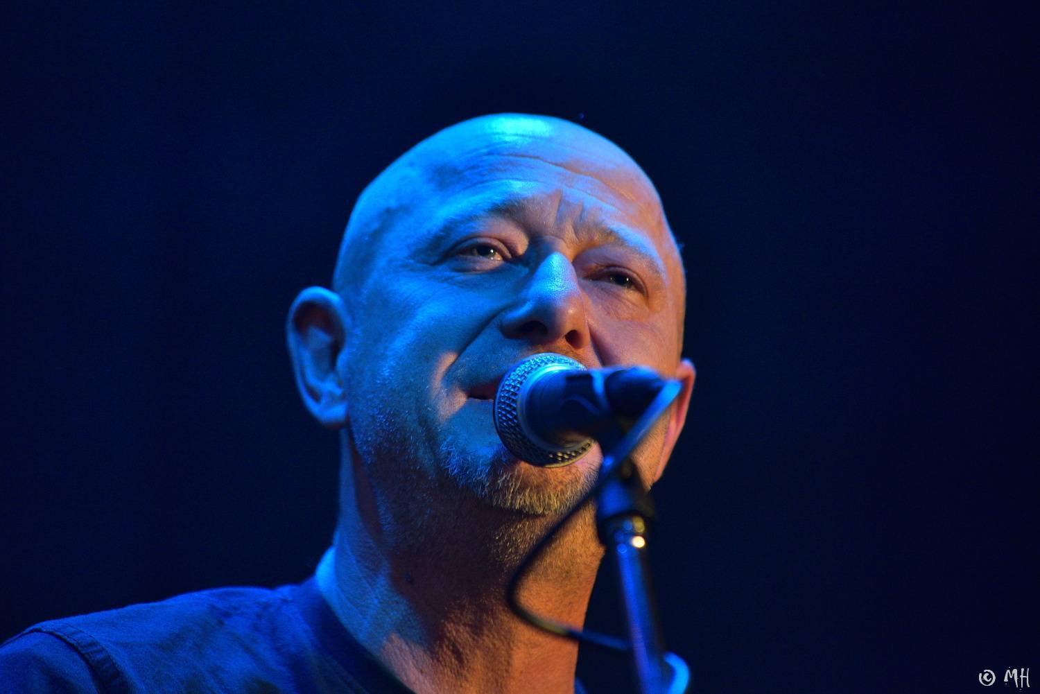 Absolutní neklid měl dvojitou premiéru, poprvé zahrál v Plzni a v klubu. Přivezl s sebou Karpiaspol