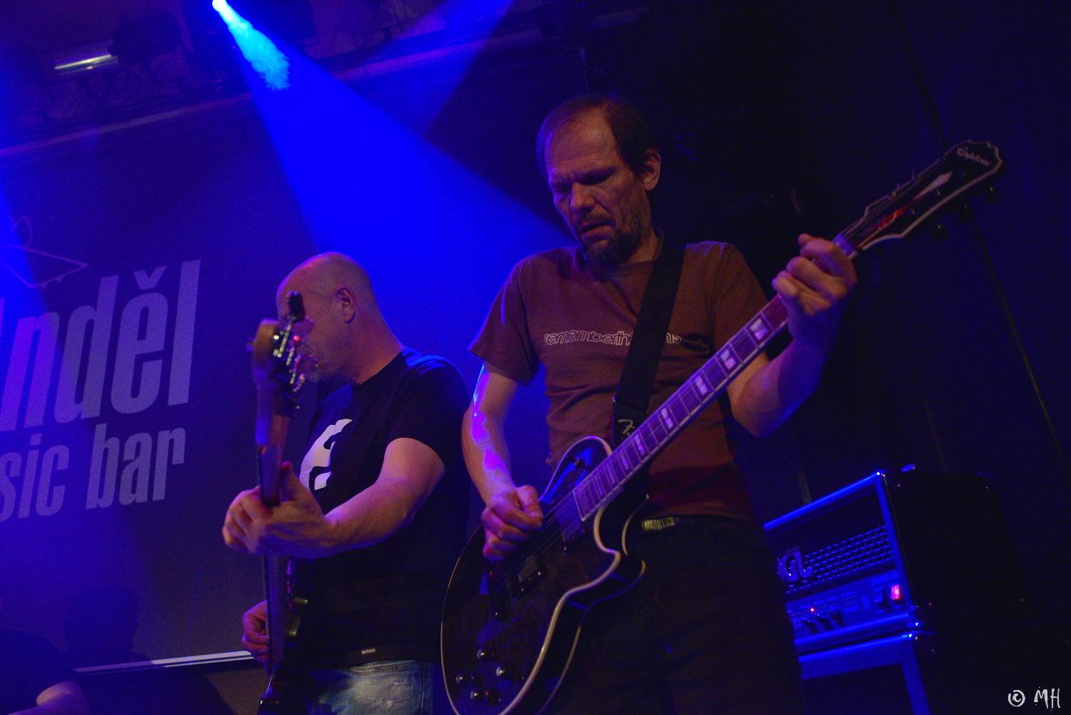 Absolutní neklid měl dvojitou premiéru, poprvé zahrál v Plzni a v klubu. Přivezl s sebou Karpiaspol