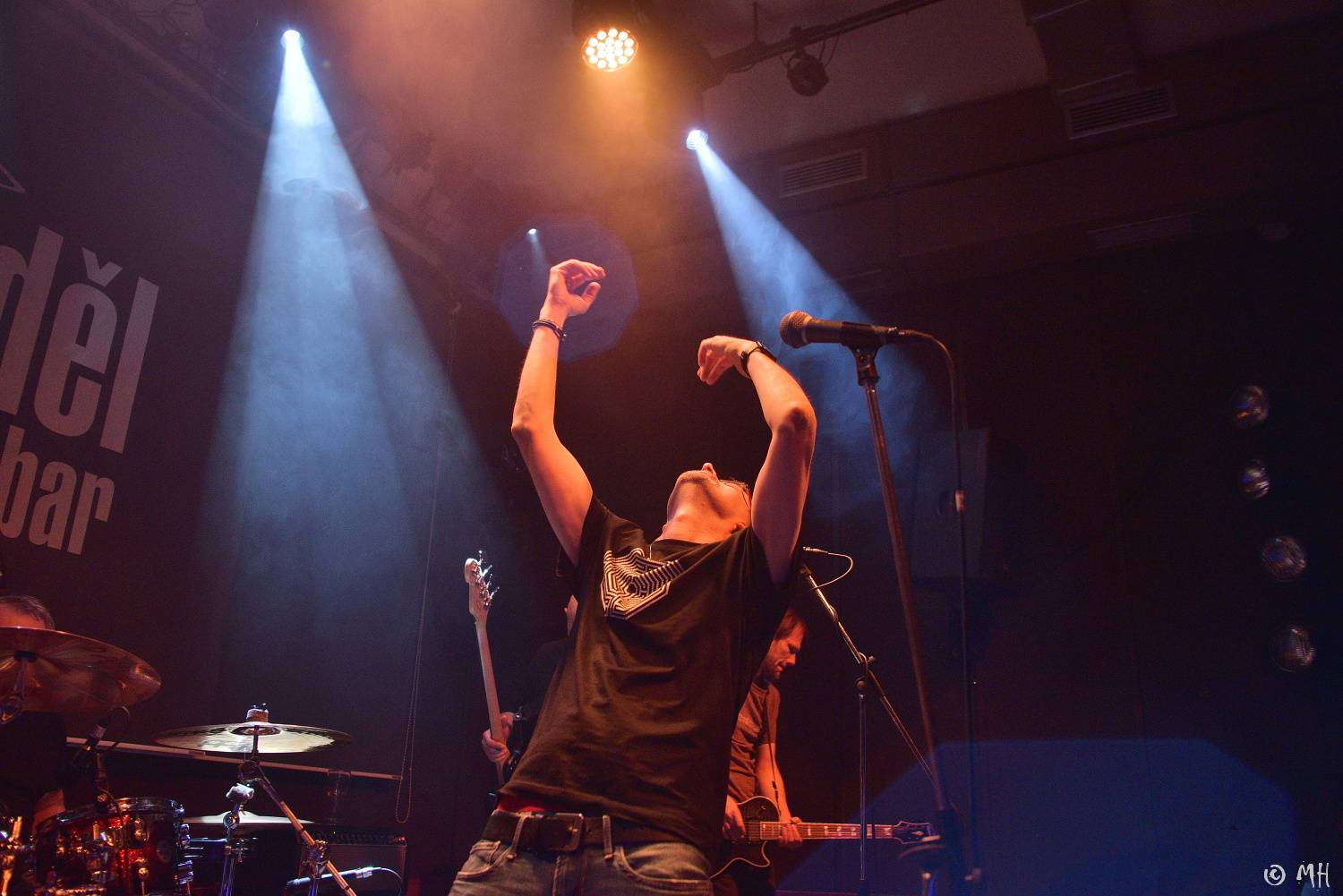 Absolutní neklid měl dvojitou premiéru, poprvé zahrál v Plzni a v klubu. Přivezl s sebou Karpiaspol