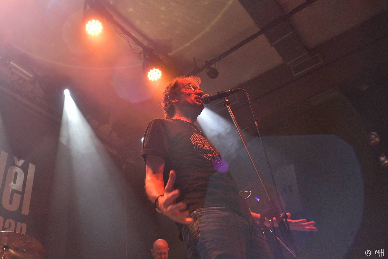 Absolutní neklid měl dvojitou premiéru, poprvé zahrál v Plzni a v klubu. Přivezl s sebou Karpiaspol