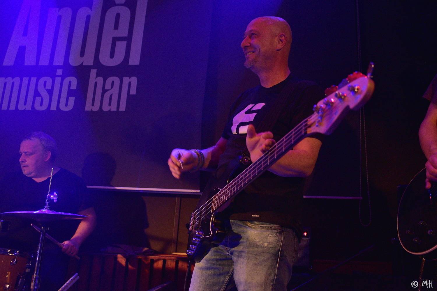 Absolutní neklid měl dvojitou premiéru, poprvé zahrál v Plzni a v klubu. Přivezl s sebou Karpiaspol