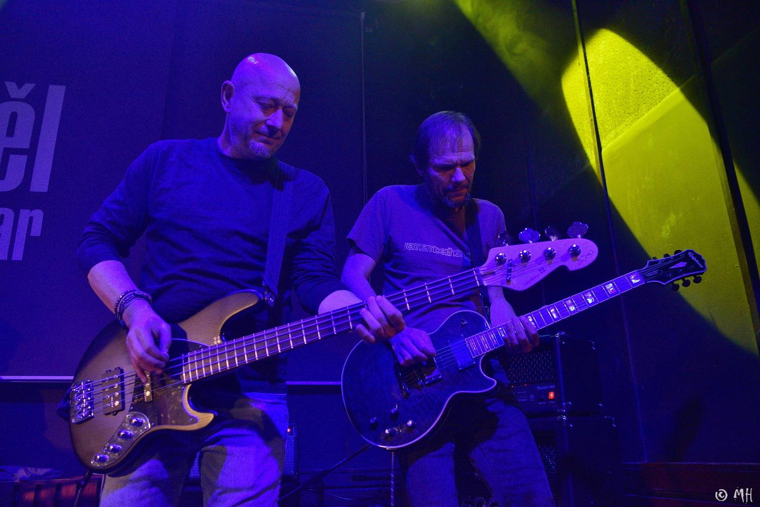 Absolutní neklid měl dvojitou premiéru, poprvé zahrál v Plzni a v klubu. Přivezl s sebou Karpiaspol