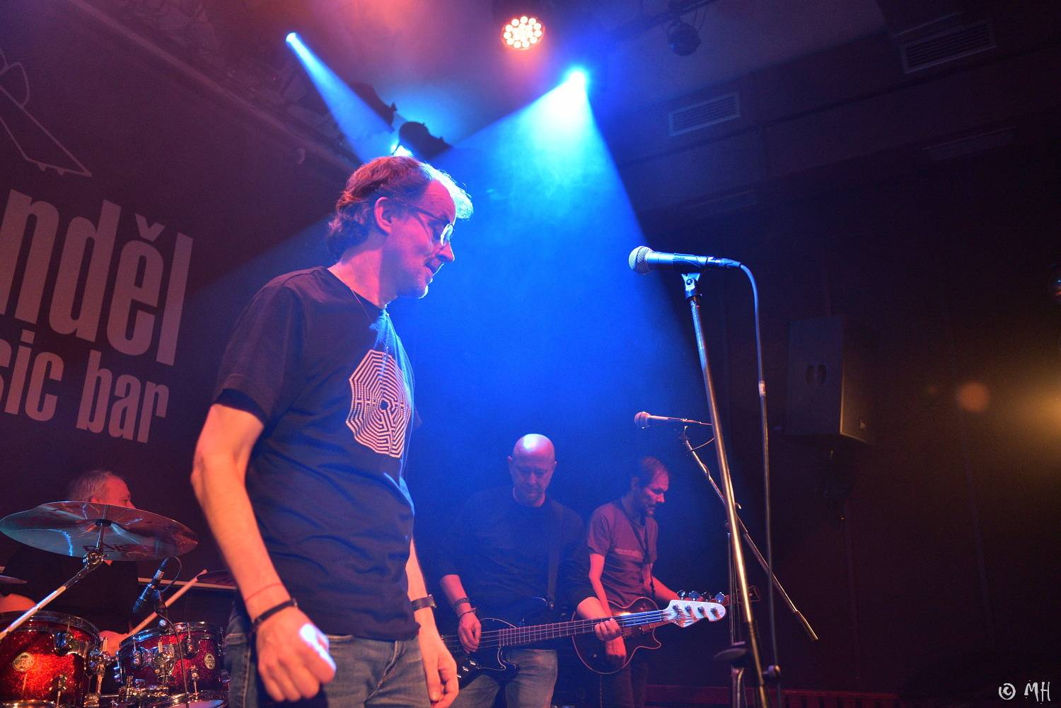 Absolutní neklid měl dvojitou premiéru, poprvé zahrál v Plzni a v klubu. Přivezl s sebou Karpiaspol