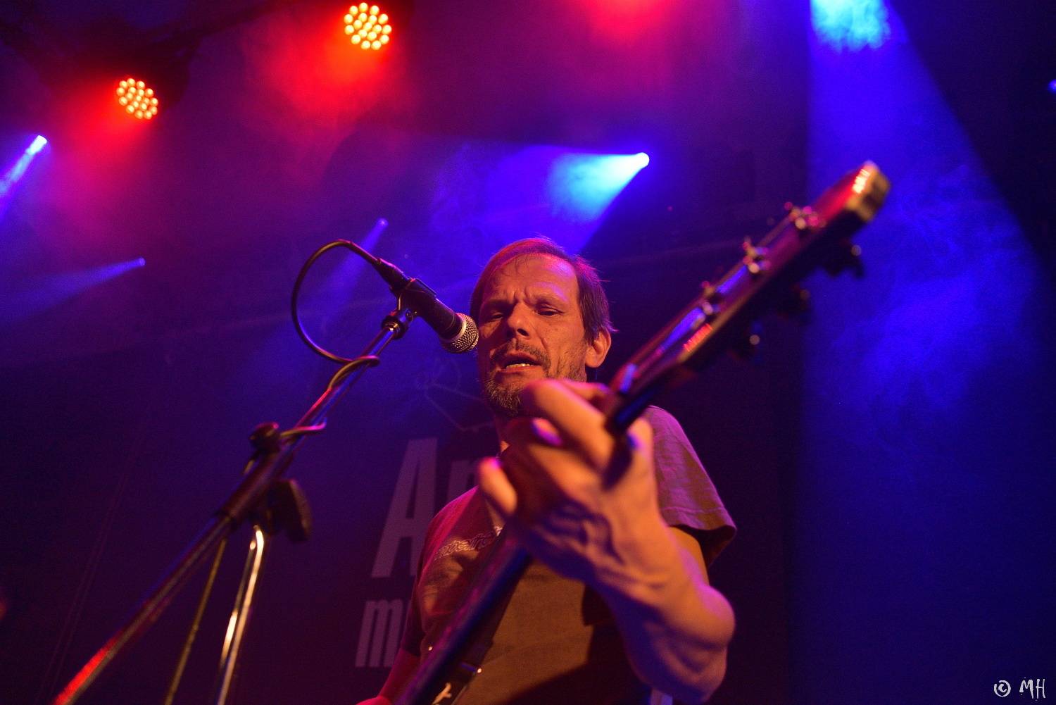 Absolutní neklid měl dvojitou premiéru, poprvé zahrál v Plzni a v klubu. Přivezl s sebou Karpiaspol