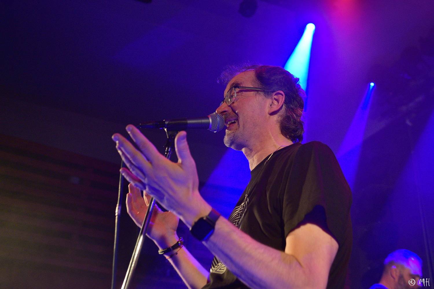 Absolutní neklid měl dvojitou premiéru, poprvé zahrál v Plzni a v klubu. Přivezl s sebou Karpiaspol