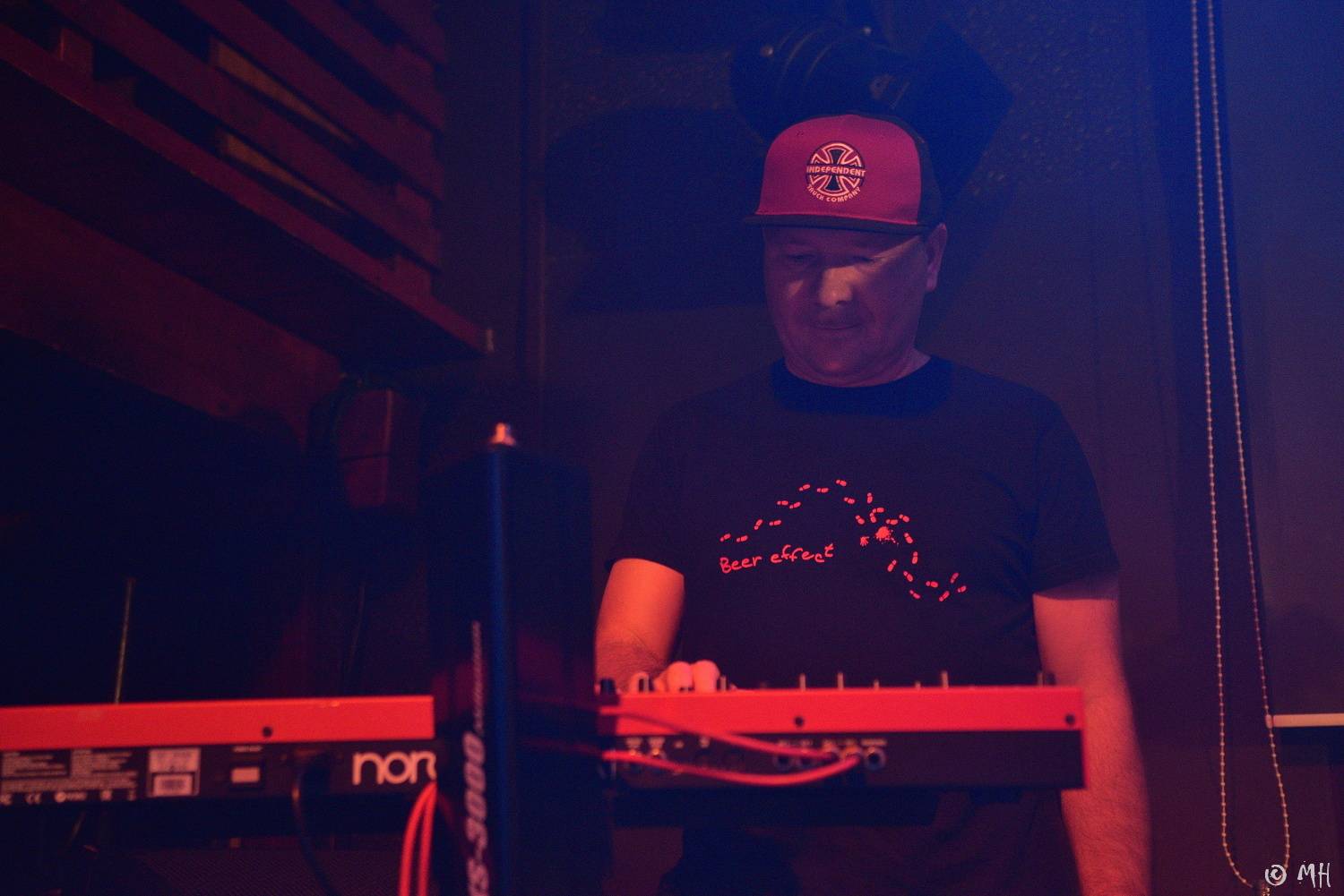 Absolutní neklid měl dvojitou premiéru, poprvé zahrál v Plzni a v klubu. Přivezl s sebou Karpiaspol