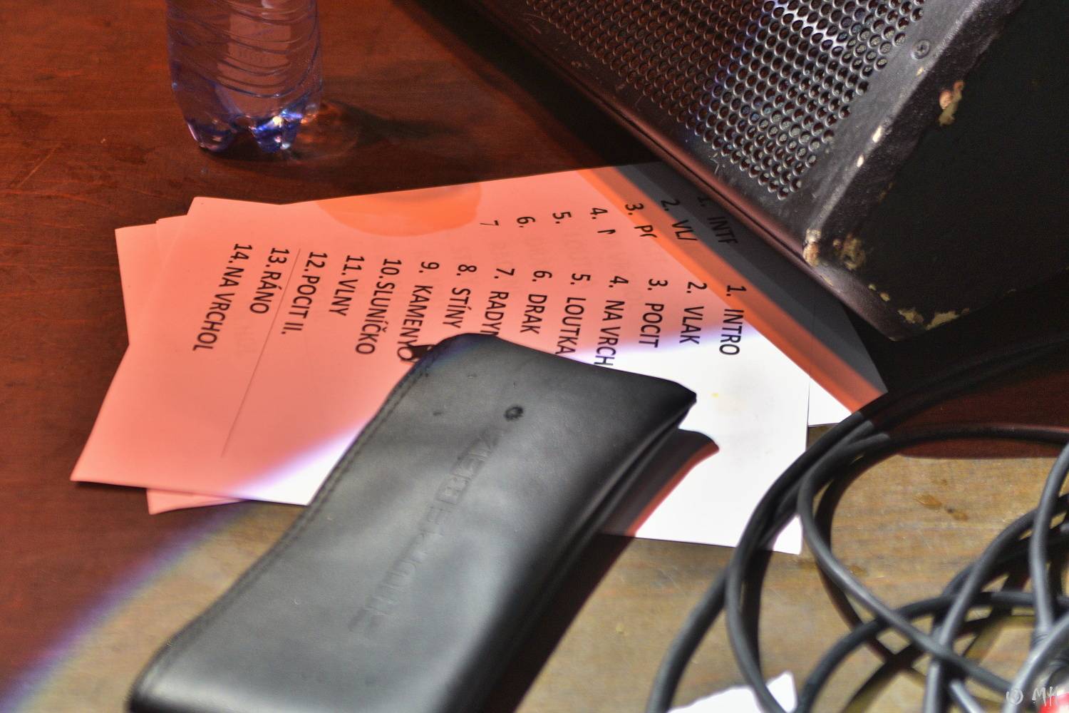 Absolutní neklid měl dvojitou premiéru, poprvé zahrál v Plzni a v klubu. Přivezl s sebou Karpiaspol