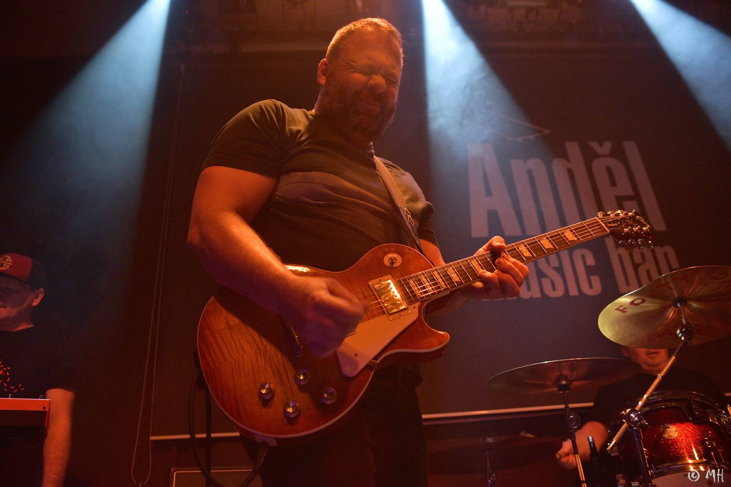 Absolutní neklid měl dvojitou premiéru, poprvé zahrál v Plzni a v klubu. Přivezl s sebou Karpiaspol