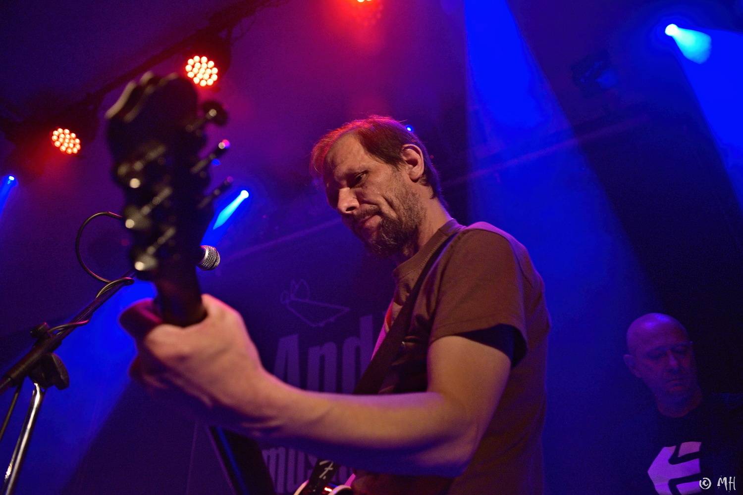 Absolutní neklid měl dvojitou premiéru, poprvé zahrál v Plzni a v klubu. Přivezl s sebou Karpiaspol