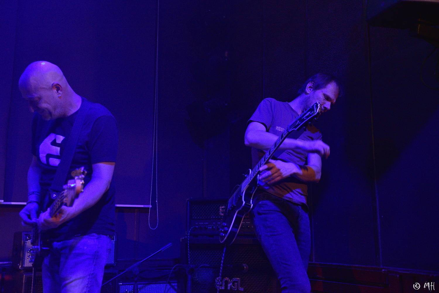 Absolutní neklid měl dvojitou premiéru, poprvé zahrál v Plzni a v klubu. Přivezl s sebou Karpiaspol