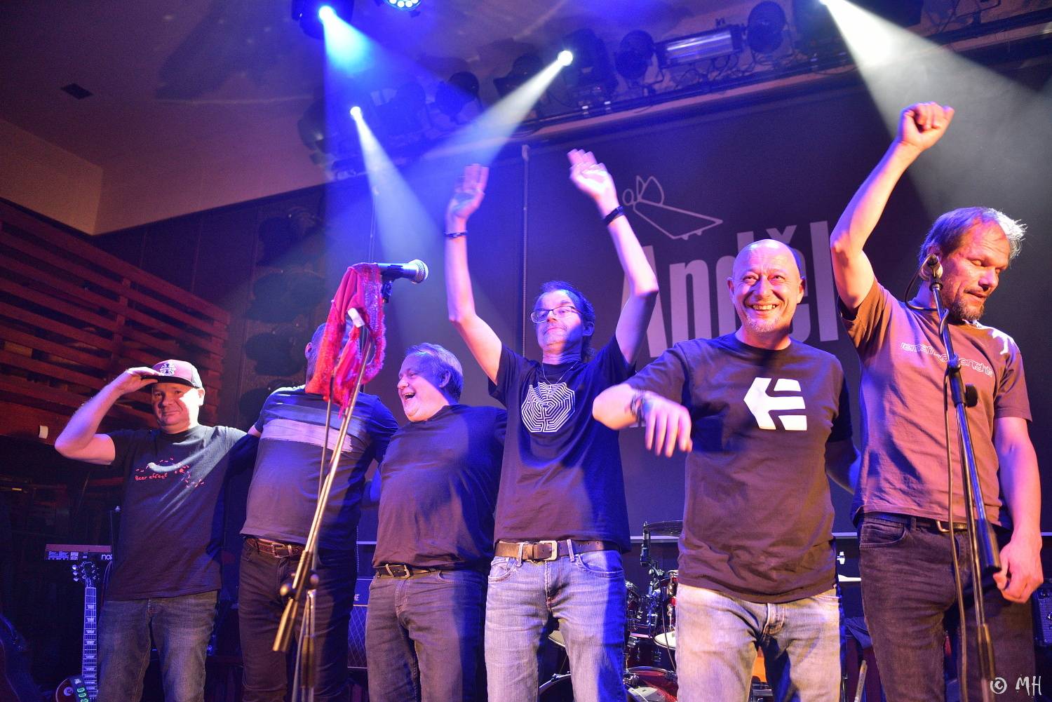 Absolutní neklid měl dvojitou premiéru, poprvé zahrál v Plzni a v klubu. Přivezl s sebou Karpiaspol