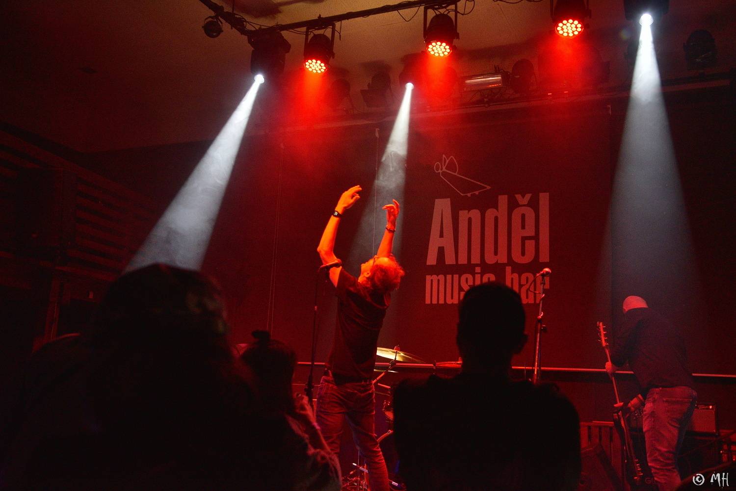 Absolutní neklid měl dvojitou premiéru, poprvé zahrál v Plzni a v klubu. Přivezl s sebou Karpiaspol